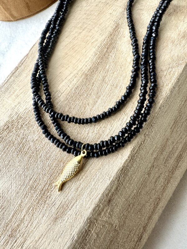 Collier perles noires et breloque acier inoxydable